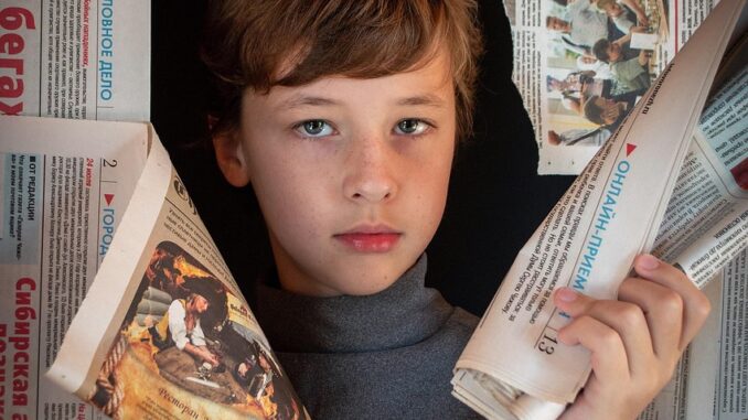 boy, beautiful wallpaper, portrait, newspapers, baby, caucasian, newspaper, turn, reading, hole, kids, teen, newspaper clippings, background, photosession, news, actual, person, press, journalism, iphone wallpaper